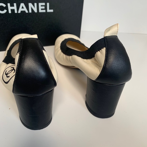 CHANEL Lambskin Patent CC Elastic Stretch Pumps - Picture 2 of 11